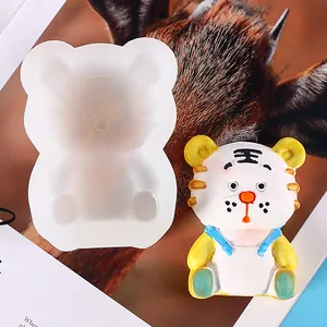Detailansicht der Tiger-Silikonform neben der fertig bemalten Tigerfigur für Bastelarbeiten