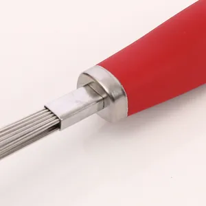 Primo piano macro della connessione durevole della frusta in acciaio con manico in silicone rosso