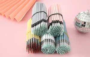 Nahaufnahme von sortierten 0.5 mm Gelstift-Minen, nach Farben gebündelt