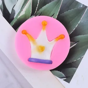 Vista dettagliata dello stampo in silicone rosa con fondant a forma di corona