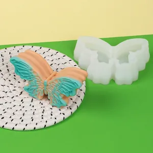 Vista detallada del molde de silicona de mariposa y jabón decorativo final