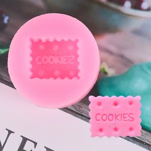 Vista dettagliata dello stampo in silicone rosa e pezzo in resina con testo cookies
