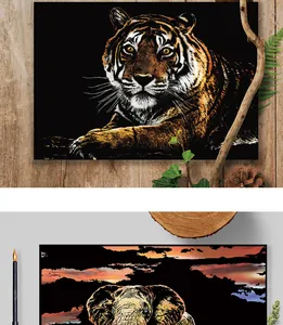 Detaillierte Nahaufnahme des DIY-Tier-Kratzbild-Sets mit Tiger- und Elefantenmotiven