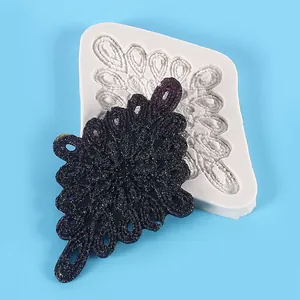 Dettaglio dello stampo in silicone a nuvola cinese con campione di resina glitter