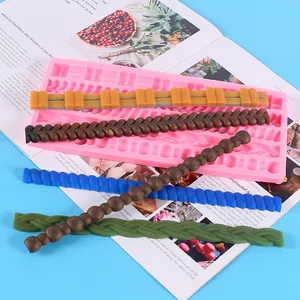 Detailansicht von Seil- und Flechttexturen aus einer rosa Silikonform