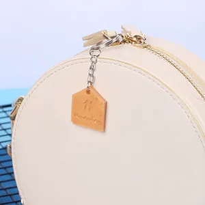 Primer plano de un colgante de casa DIY con texto de noviembre en un bolso