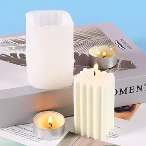 Detailansicht einer geometrischen Silikonform für zylindrische Kerzen mit fertiger Kerze.