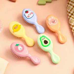 Set aus niedlichen Mini-Cartoon-Haarbürsten für Mädchen und Kinder in bunten Pastelltönen.