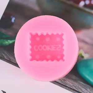 Dettaglio di uno stampo circolare in silicone rosa per biscotti, fondant e cioccolato