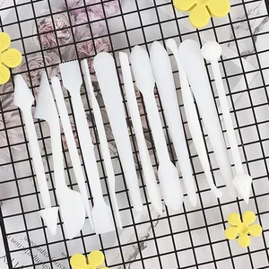 Set completo di 10 strumenti in plastica bianca per modellare fondente e dolci