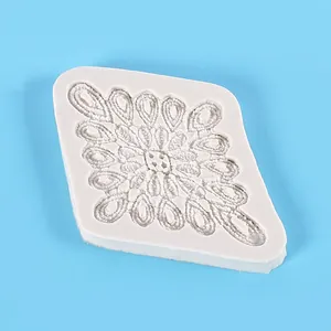 Dettaglio dell'intricato motivo a nuvola cinese su uno stampo in silicone bianco.