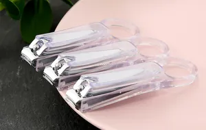 Set di tre tagliaunghie minimalisti anti-schizzo su un piatto decorativo di colore rosa