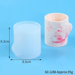Vue détaillée du moule en silicone pour tasse à bougie cœur, dimensions 8,3x8,5 cm