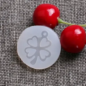 Makroansicht der Kleeblatt-Silikonform für DIY-Anhänger-Schmuck mit Aufhängeloch