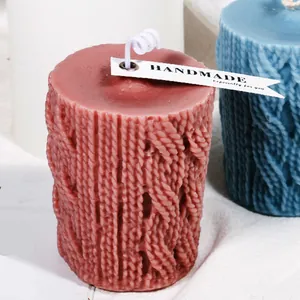 Detailansicht der gestrickten Textur einer handgefertigten zylindrischen Wachskerze
