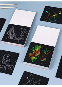 Nahaufnahme von DIY Regenbogen-Kratzpapier mit kreativen farbigen Zeichnungen