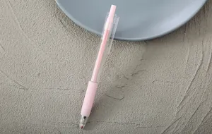 Detailansicht eines minimalistischen rosa Gelschreibers mit transparentem Schaft und Griff