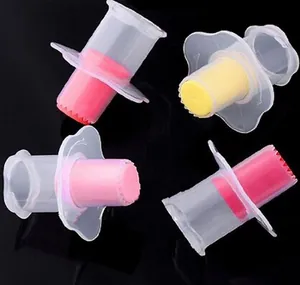 Juego de cuatro descorazonadores de plástico para cupcakes en superficie negra brillante