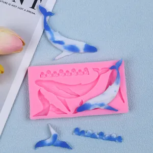 Vue détaillée du moule en silicone rose avec formes de baleine 3D et vagues pour résine.
