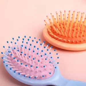 Zwei farbenfrohe Mini-Haarbürsten mit Luftkissenmassage für Kinder und junge Mädchen.