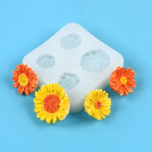 Molde de flores de silicona con 4 cavidades mostrado con margaritas de resina amarillas.