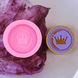 Dettaglio dello stampo in silicone a corona con decorazione in fondente finita