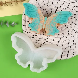 Primer plano del molde de silicona de mariposa con detalle de jabón decorativo