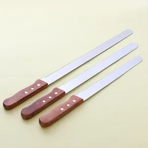Primer plano de tres cuchillos para pan con mango de madera y hojas de acero inox