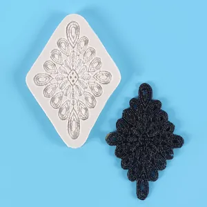 Macro vista di uno stampo in silicone con intricato motivo a nuvola cinese per torte fondente