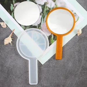 Vue détaillée du moule en silicone pour miroir à main avec produit fini en résine