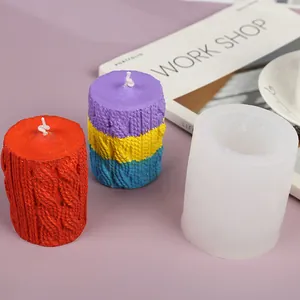 Nahaufnahme der Stricktextur der Silikonform und der fertigen handgefertigten Kerzen.