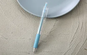 Detail eines minimalistischen 0,5 mm Gelschreiber mit transparentem Gehäuse