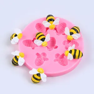Vista detallada del molde de silicona abeja 3D con abejas de fondant para decorar pasteles