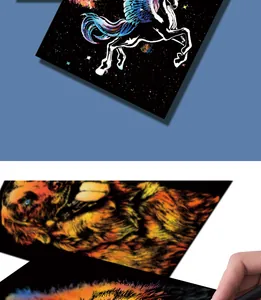 Detailansicht von buntem Einhorn-Kratzkunstpapier mit Hand und speziellem Stift
