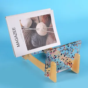 Vista dettagliata di un supporto per libri in acrilico con pietre colorate su blu