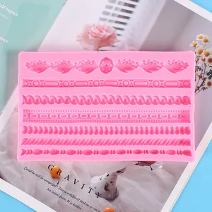 Detailaufnahme einer rosa Silikon-Fondantform mit verschiedenen geprägten Mustern