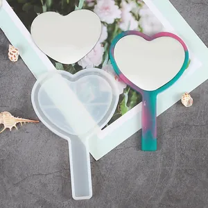 Détail du moule en silicone miroir en forme de cœur pour les loisirs créatifs résine