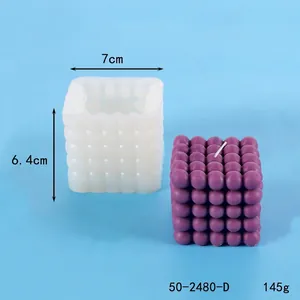 Silikon-Blasenwürfel-Kerzenform mit fertiger Kerze und Maßen von 7 cm x 6,4 cm