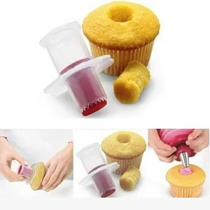 Detalle que muestra cómo usar un descorazonador de cupcakes para quitar el centro del dulce