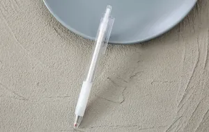 Detailansicht eines minimalistischen transparenten 0,5 mm Gelschreibers mit weißem Griff