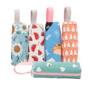 Set van schattige cartoon canvas pennenzakken met diverse patronen en stevige ritsen.