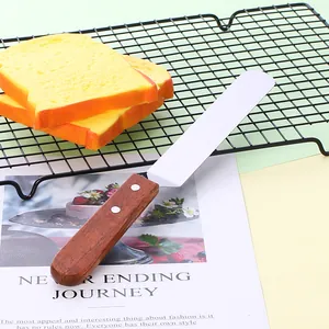 Detalle de una espátula para pasteles de acero inoxidable con mango de madera real