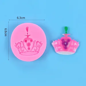 Dettaglio dello stampo in silicone a forma di corona con dimensioni e campione finito