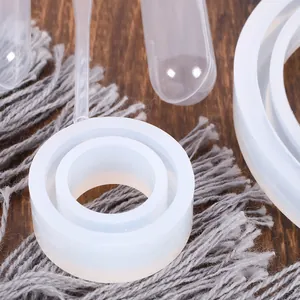 Nahaufnahme von Silikonringformen und Kunststoffpipetten für die DIY-Harzschmuckherstellung