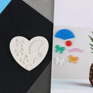 Detail der herzförmigen Silikonform mit Schleifen- und Fächermustern für die DIY-Backen