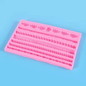 Detailansicht einer rosa Silikonform für Fondant mit Seil- und Blumenmustern.