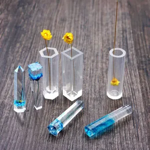 Primer plano de moldes de silicona para resina con puntas de cristal y flores secas