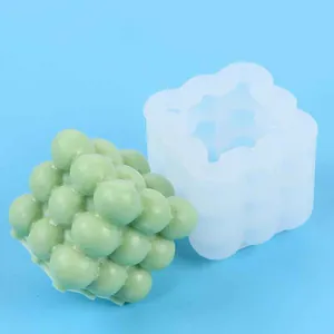 Gedetailleerde weergave van een 9-gaats siliconen mal en groen afgewerkt bubble product