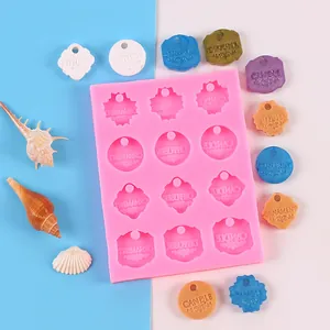 Detalle del molde de silicona rosa para etiquetas con adornos de velas y difusores