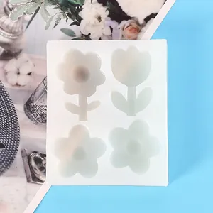 Detalle del molde de silicona con formas de flores para manualidades y aromaterapia.